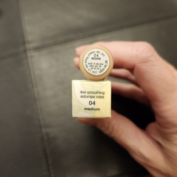 Clinique Line Smoothing Concealer In 04 Medium - Picture 5 of 5